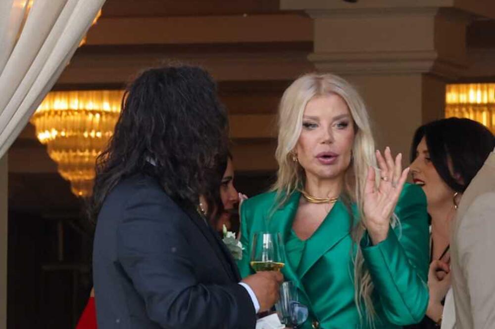 Božica izgleda kao avion na ćerkinom venčanju: Roditelji Tee Tairović vode računa o svakom detalju na proslavi