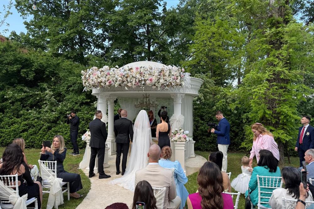 Prve fotografije sa svadbe! Srbi odlepili zbog Teinog izdanja - mlada kao boginja