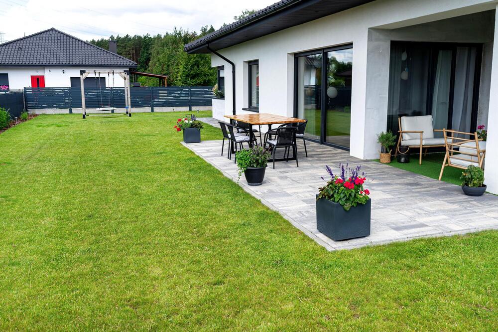 SREDILI STE BAŠTU, A SVE MOGU DA POKVARE KOMARCI: Da, već su krenuli da napadaju, a vama je potrebno OVO!