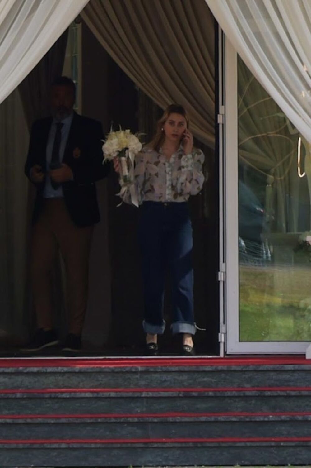 Bele ruže su tradicionalni izbor za mlade jer predstavljaju nevinost, poštovanje i novu fazu života