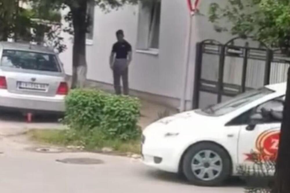 Čudno ponašanje vozača nakon nezgode u Inđiji: Stisnuo pesnice i skače, nikome nije jasno o čemu se radi (VIDEO)