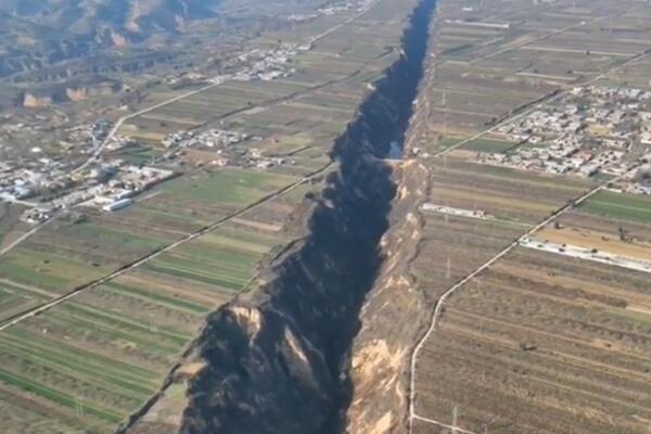 Neverovatan fenomen šokirao naučnike: Zemlja se rascepila i stvorila čudo, pogledajte ovo! (VIDEO)