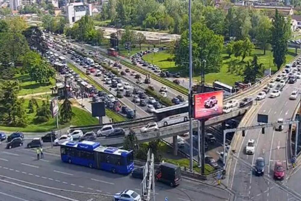 Nezapamćene gužve na Autokomandi: Ne može se ni napred ni nazad sve do Slavije, kružni tok ne funkcioniše!