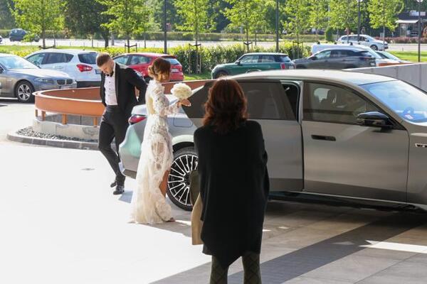 Svadba sina Milije Ktitora: Sve oči uprte u mladence, a mlada ostavlja bez daha venčanicom od čipke