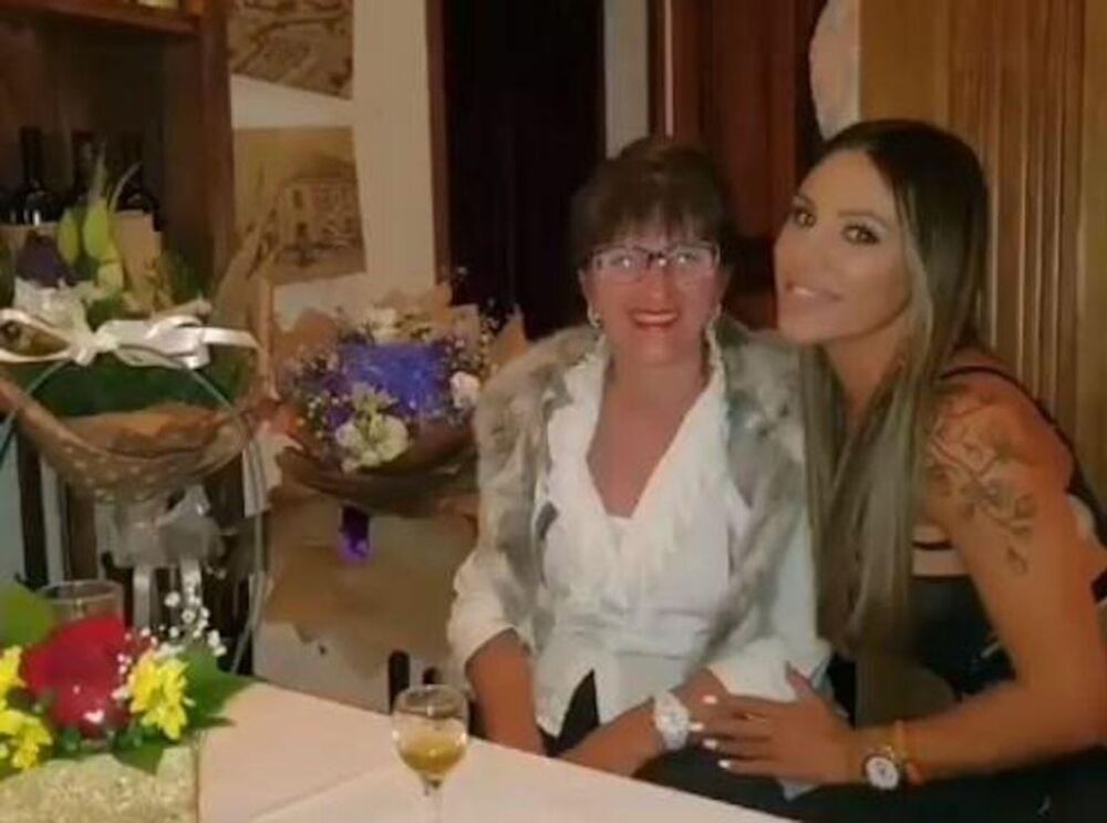 Sandra Afrika, Majka