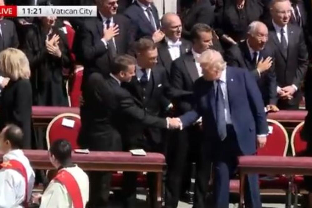 Šta bi čoveku? Kamere brzo uhvatile predsednika,a bolje da nisu - Tramp na sahrani postao glavna tema - zbunio se