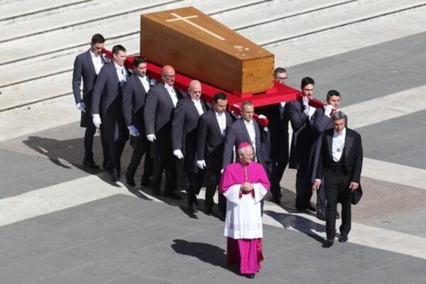 Ona ipak nije bila na sahrani pape Franje! Ceo svet plakao, a oni se provodili na ulicama?!