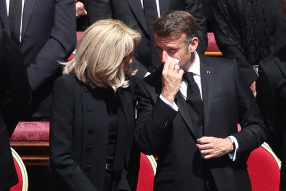 On imao 15, ona 40! Jeziv snimak Makrona sa suprugom isplivao u javnost, od ovoga se mnogima okreće želudac!