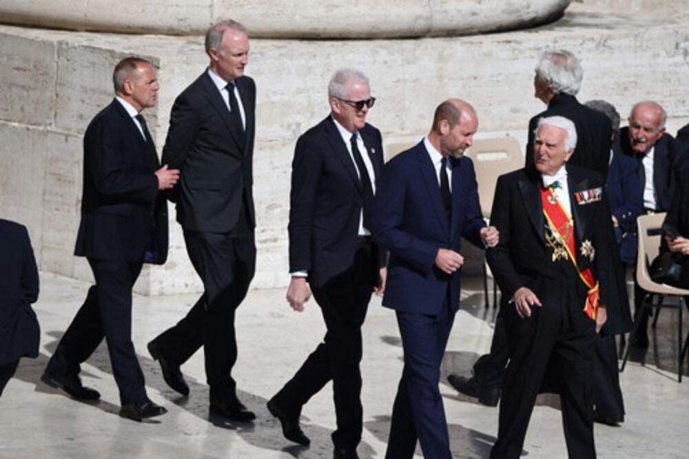 A gde mu je žena? Na sahrani pape Franje svi brujali o ovom čoveku - nekad se nisu odvajali, a sada...