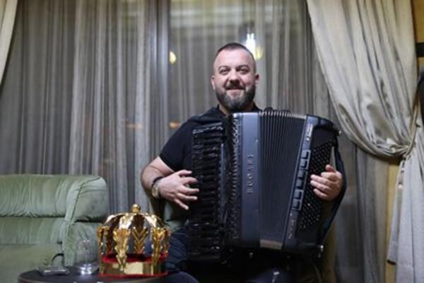 "On je uveselio tu kuću" Narod ga obožava, svirao čak i na ispraćaju u zatvor, baš ništa mu ne predstavlja problem