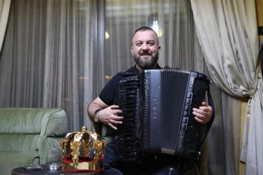 "On je uveselio tu kuću" Narod ga obožava, svirao čak i na ispraćaju u zatvor, baš ništa mu ne predstavlja problem