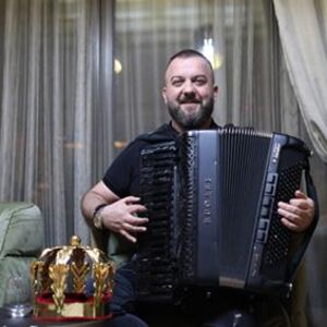 "On je uveselio tu kuću" Narod ga obožava, svirao čak i na ispraćaju u zatvor, baš ništa mu ne predstavlja problem