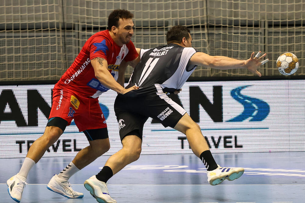 Sklonjeni fudbaler Partizana bodrio crno-bele rukometaše u Kraljevu (Foto)