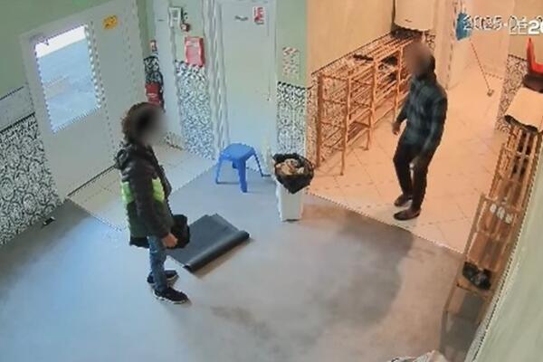 Još ga traže! Muškarac poreklom iz Bosne izbo mladića usred džamije: Sve snimao i slao poruke, nije musliman