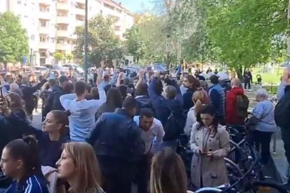 Dekan novosadskog DIF-a pozvao policiju, stigla i Žandarmerija: Studenti sprečili Drida da uđe sa profesorima