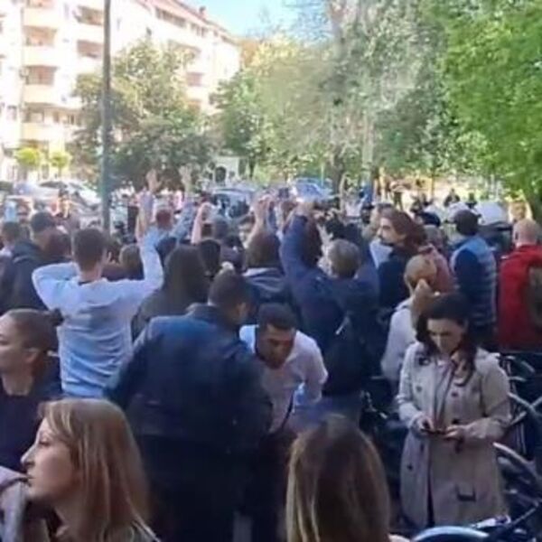 Dekan novosadskog DIF-a pozvao policiju, stigla i Žandarmerija: Studenti sprečili Drida da uđe sa profesorima