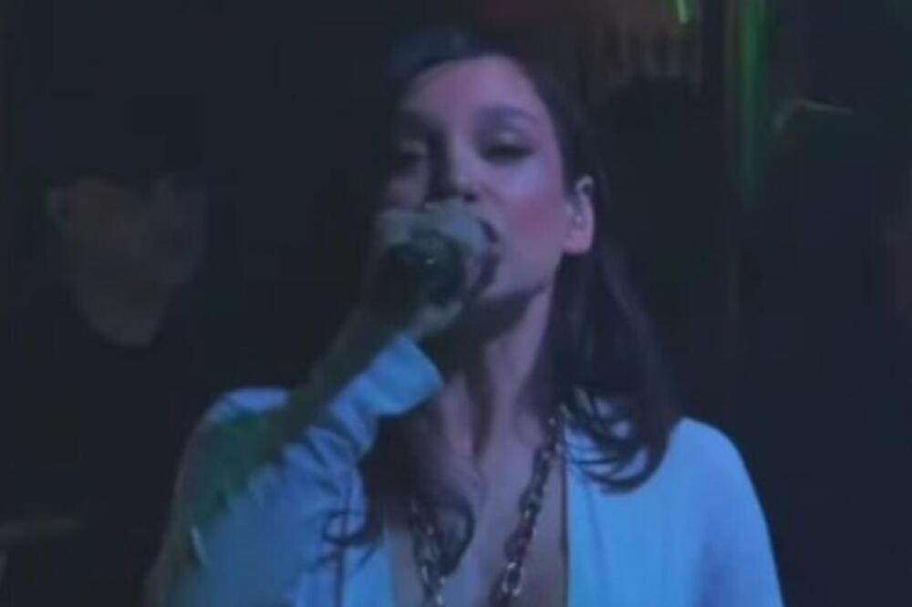 Grudi kao sa plejboj naslovnice! Izašla vruća fotka naše pevačice, umesto brusa sevnule njih dve