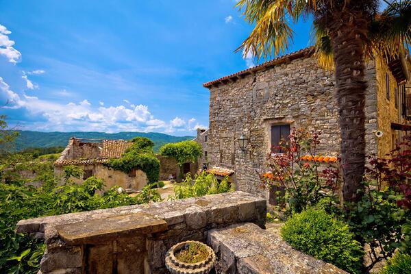 ''Ovo ne bih platio ni da mi je poslednje'' Račun iz hrvatskog restorana razbesneo turiste, cene hrane idu u nebesa