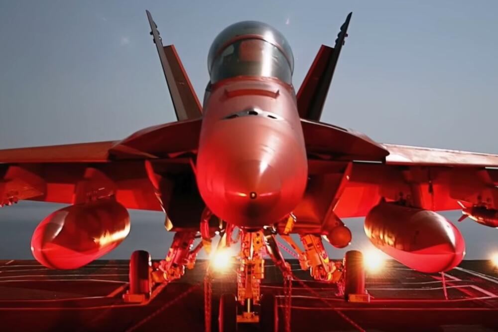 Moćni američki avion pao u Crveno more!