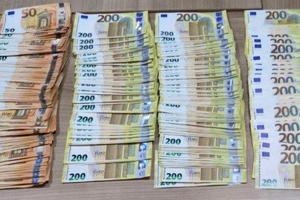 Carinici među odećom "upecali" brda evra: Način na koji je hteo da ih prevari je skandalozan! (FOTO)