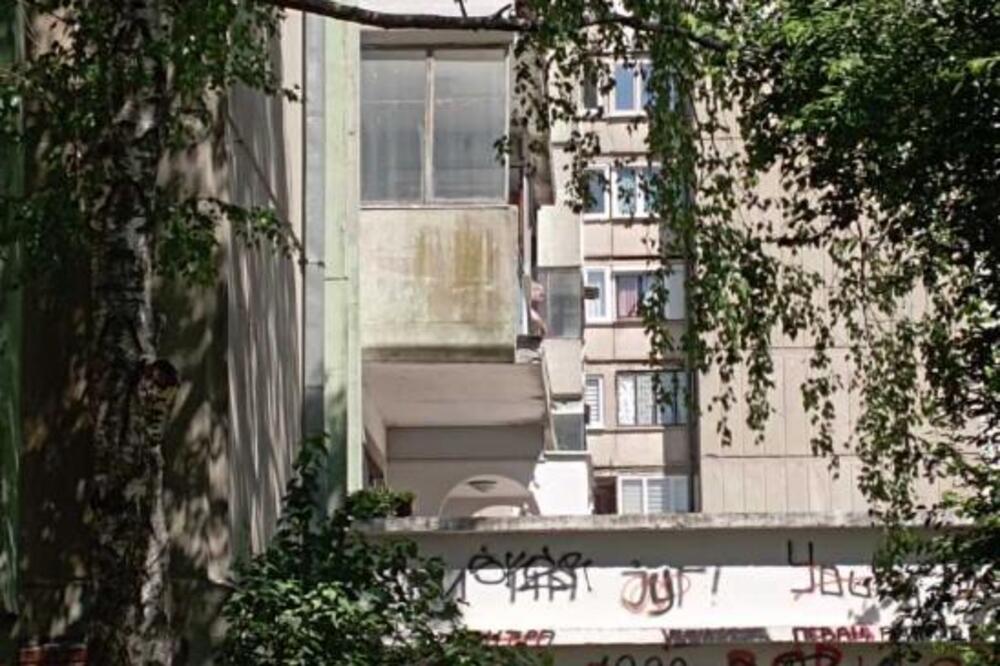 Policija upala u zgradu u kojoj se zabarikadirao muškarac! Ušli sa "ovnom" za razbijanje vrata, tu je i Hitna!