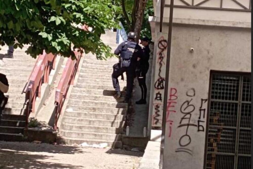 Muškarac koji od jutros preti samoubistvom isekao vene! Horor usred bela dana u Rakovici, specijalci opkolili ulaz!