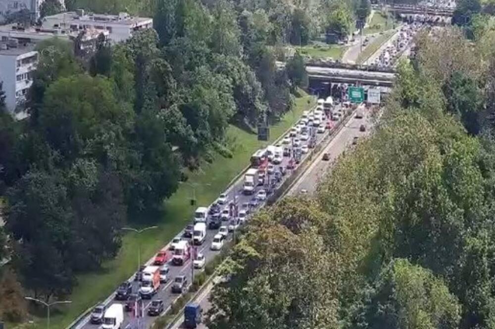 Egzodus Beograđana je počeo! Narod "trči" sa posla kući, ogromne gužve u celom gradu, kolaps na sve strane (FOTO)
