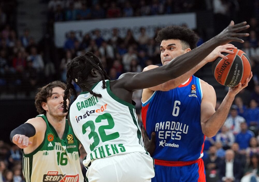 Detalj sa meča u Istanbulu... Elajdža Brajant i Venjen Gabrijel u duelu