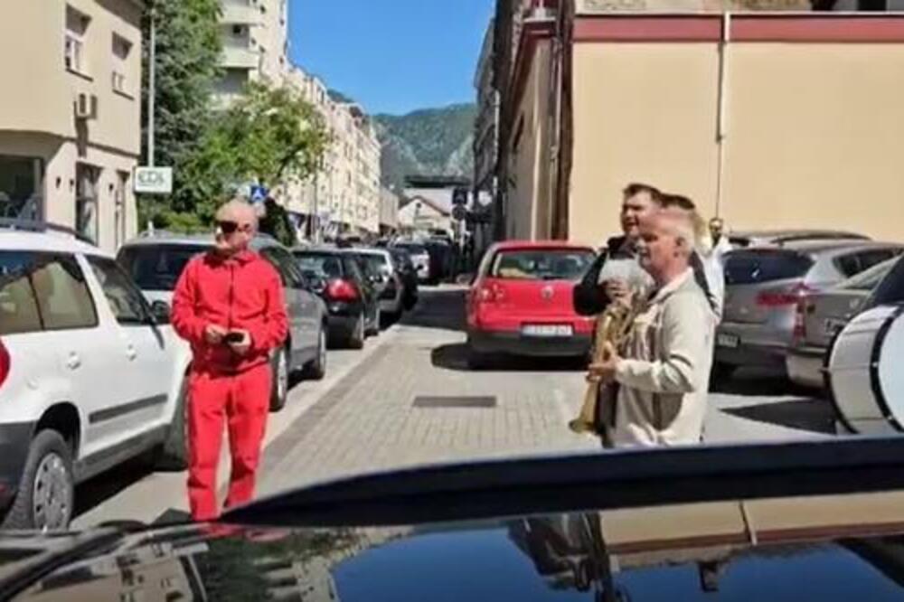Mostarac na urnebesan način proslavio razvod: Doveo trubače iz Srbije, pa naručio "najskuplju" pesmu (VIDEO)