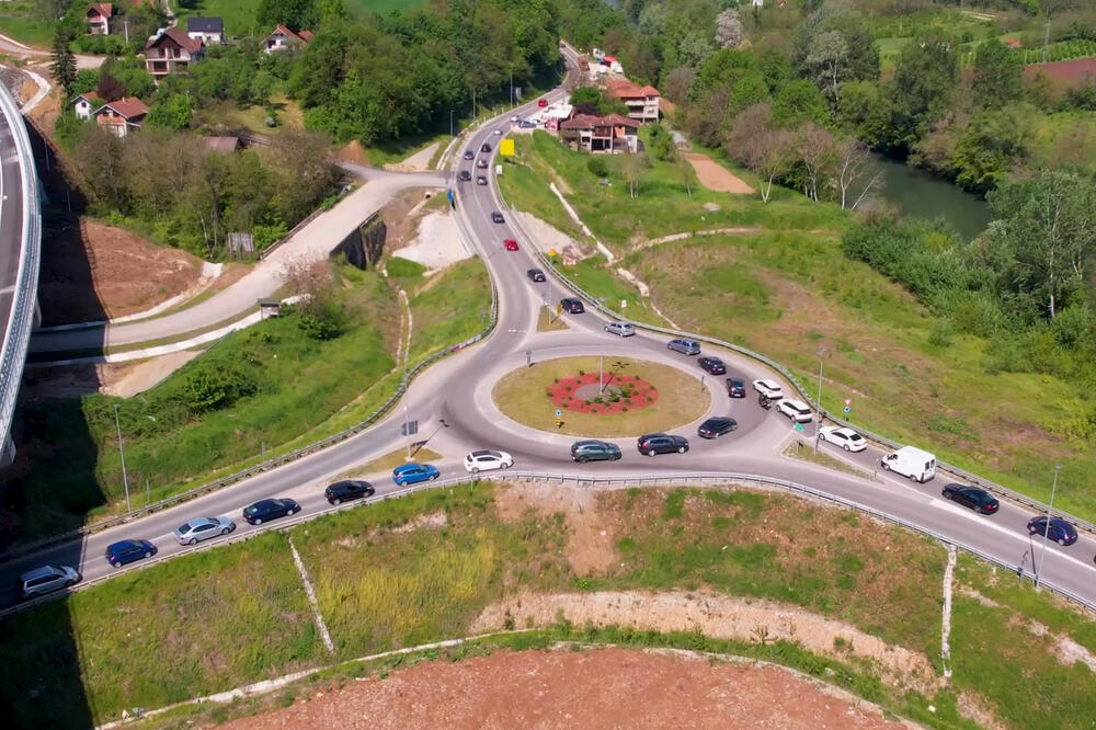 A sve nema se para, teško se živi: Kroz ovu naplatnu stanicu uoči 1. maja prošlo preko 1.000 vozila