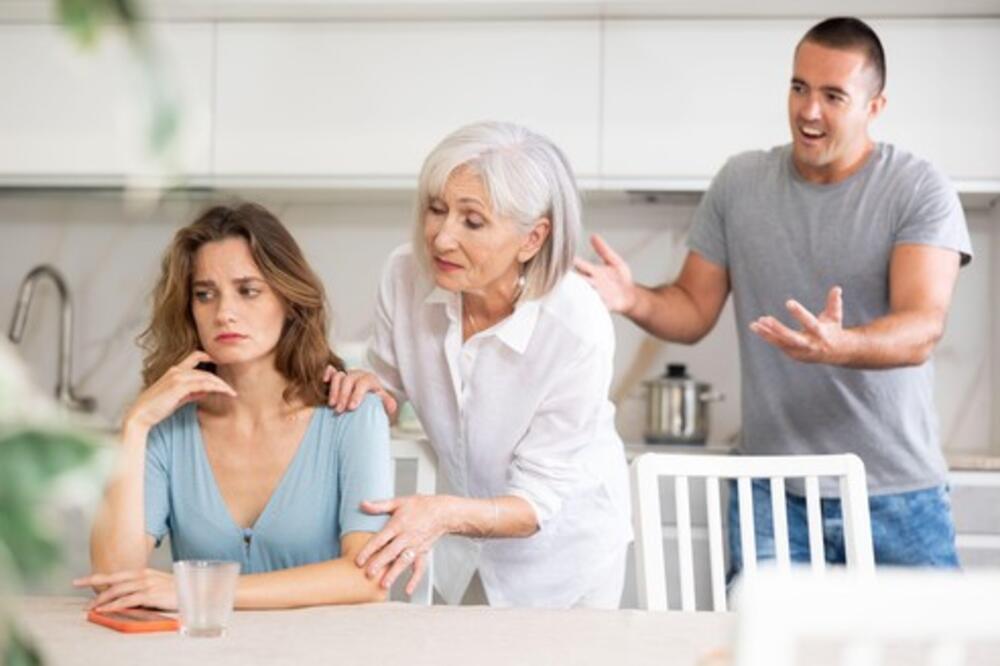 Pila je svakog dana kafu sa svekrvom,a nikako nije mogla da zatudni: Kad je izvadila krv, istina je sledila u mestu