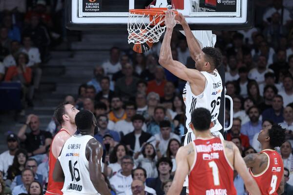 Licemerje? Navijači Real Madrida mahali novčanicama vlasnicima Olimpijakosa!