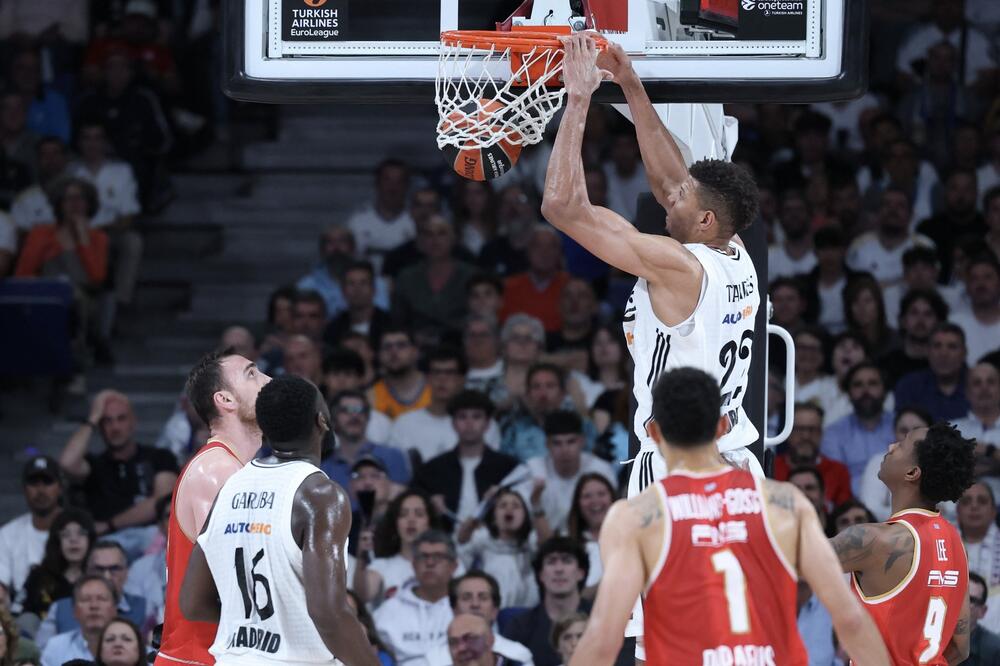 Licemerje? Navijači Real Madrida mahali novčanicama vlasnicima Olimpijakosa!