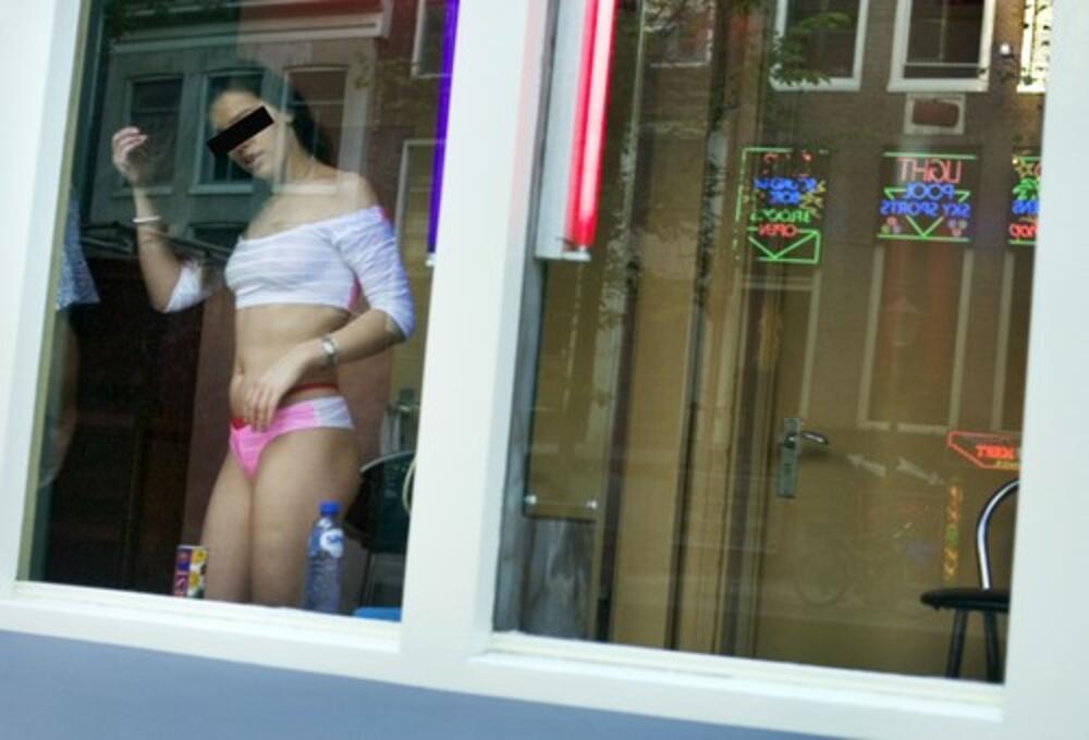 SRBIN TERAO PROSTITUTKU DA SE DROGIRA, A ONDA JE BRUTALNO SILOVAO, VODAO PO STANU I DEGRADIRAO: Kruži jeziv snimak!