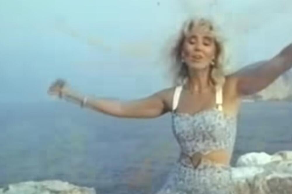 Brena i Nada u akciji na plaži! Mlade, zgodne, buntovne i golišave - mazanje šlagom napravilo haos u Jugoslaviji