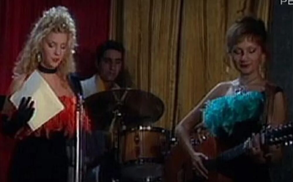 Leontina svira gitaru