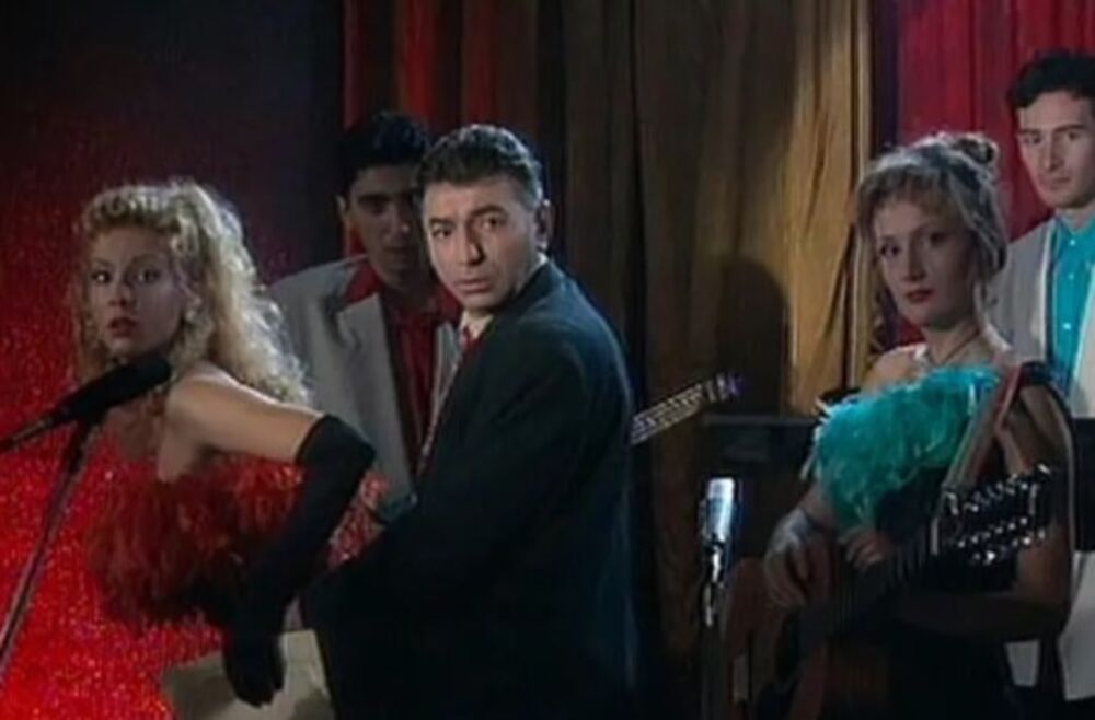  Leontina se pojavljuje u sceni gde Keti Babović, koju glumi Ivana Mihić, isprobava novu pesmu