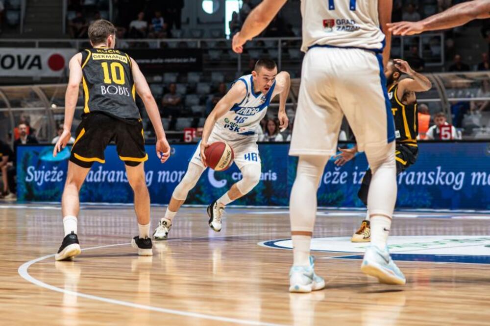 Haos u hrvatskom derbiju: Igrač se zaleteo na navijače - razlog je i više nego jasan