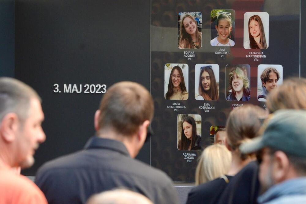 Potresne slike ispred "Ribnikara": Porodica i građani odaju počast žrtvama, ređaju se bele ruže za nastradale