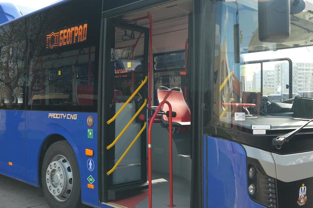 (Video) Posle sudara autobusa na Novom Beogradu nastala bizarna scena: Ljudi gledaju snimak u neverici