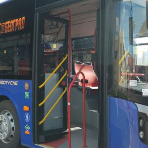 (Video) Posle sudara autobusa na Novom Beogradu nastala bizarna scena: Ljudi gledaju snimak u neverici