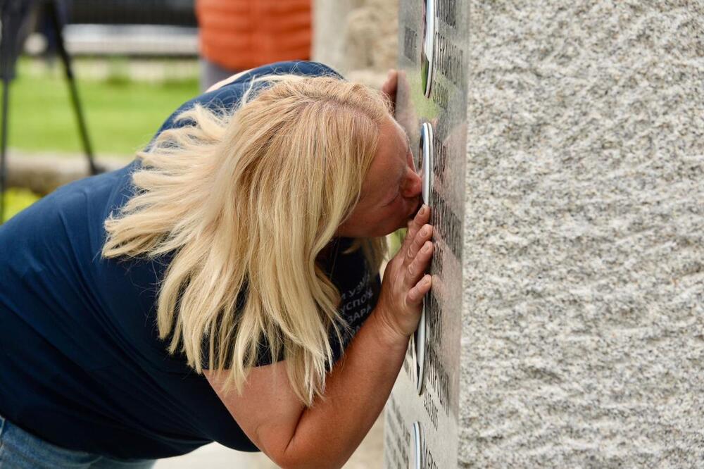 Čuju se jecaji, nose majice sa likovima dece: Najtužniji dan za Srbiju, premijer Macut položio venac