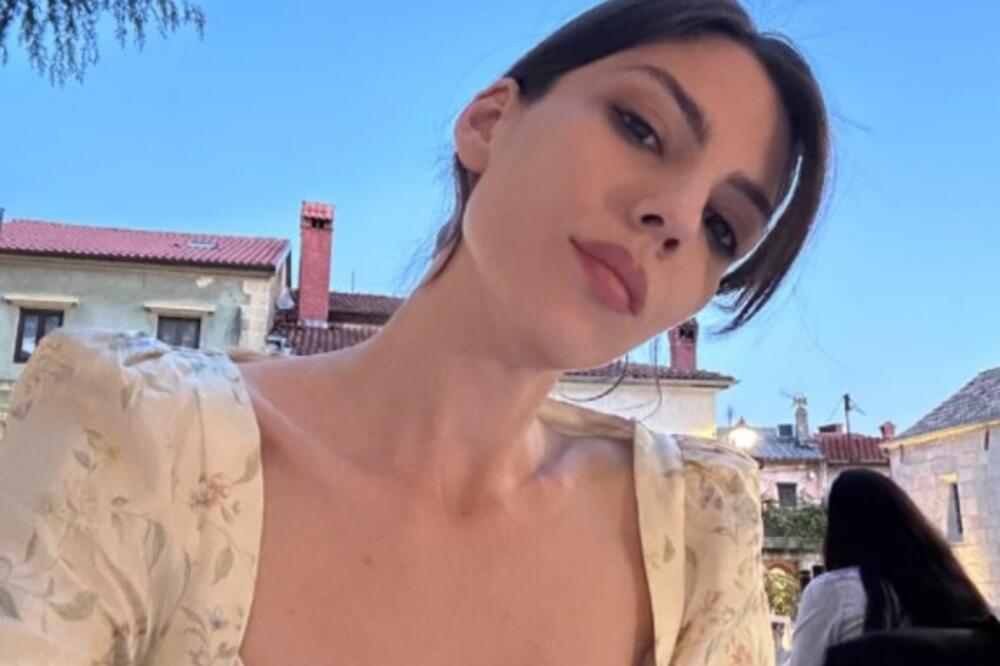 Prelepa žena našeg poznatog glumca pokazala seksi dekolte: Provodi odmor u ovoj državi, objavom zapalila mreže!