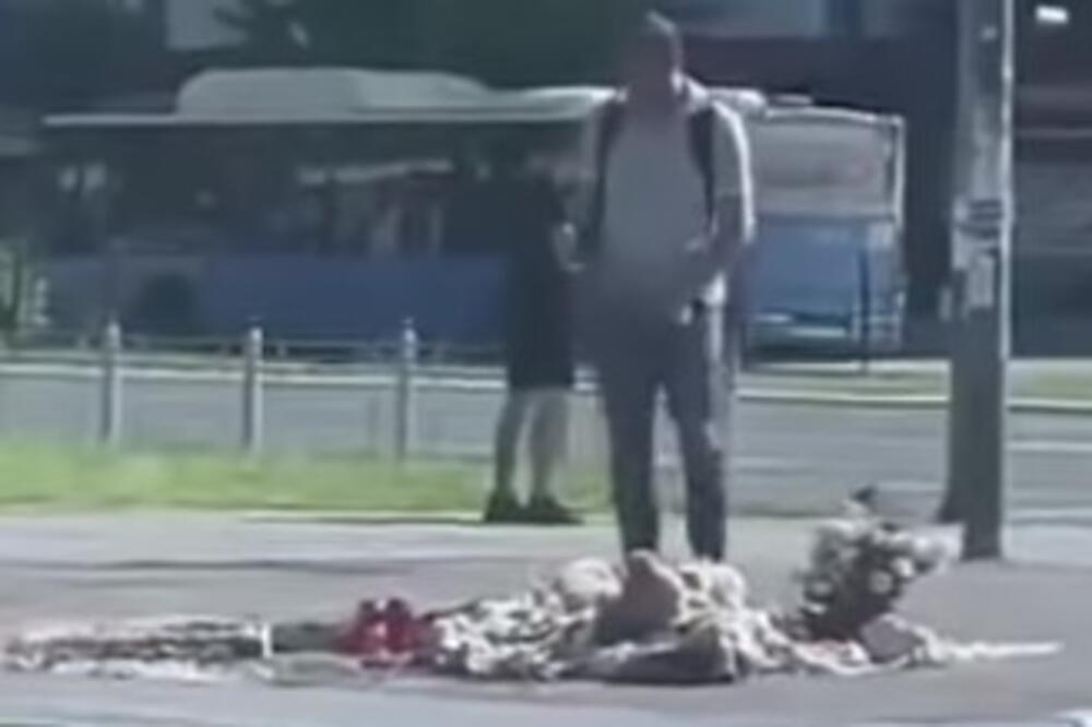 Šta je sa ovim čovekom?! Muškarac urinirao po cveću i svećama za nastradale u padu nadstrešnice (VIDEO)