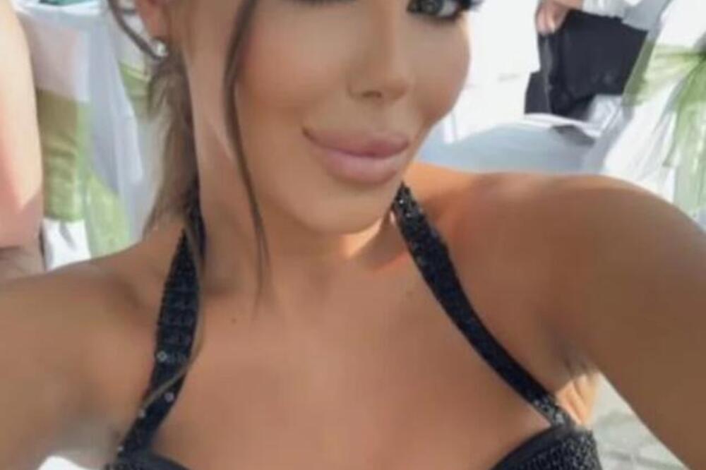 Nataša Rodić u miniću, sve seva li seva: Prekrstila noge, muškarcima popadale vilice (FOTO)