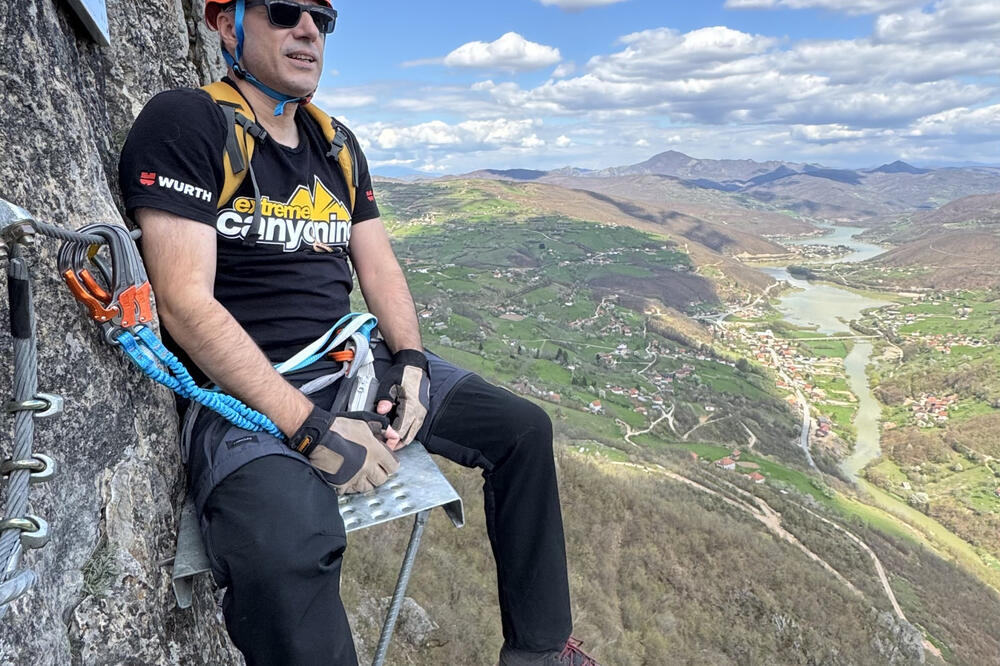 Ovaj burek pojeden je na najopasnijem mestu u Srbiji: Planinari na strmim stenama napravili neobičnu pauzu