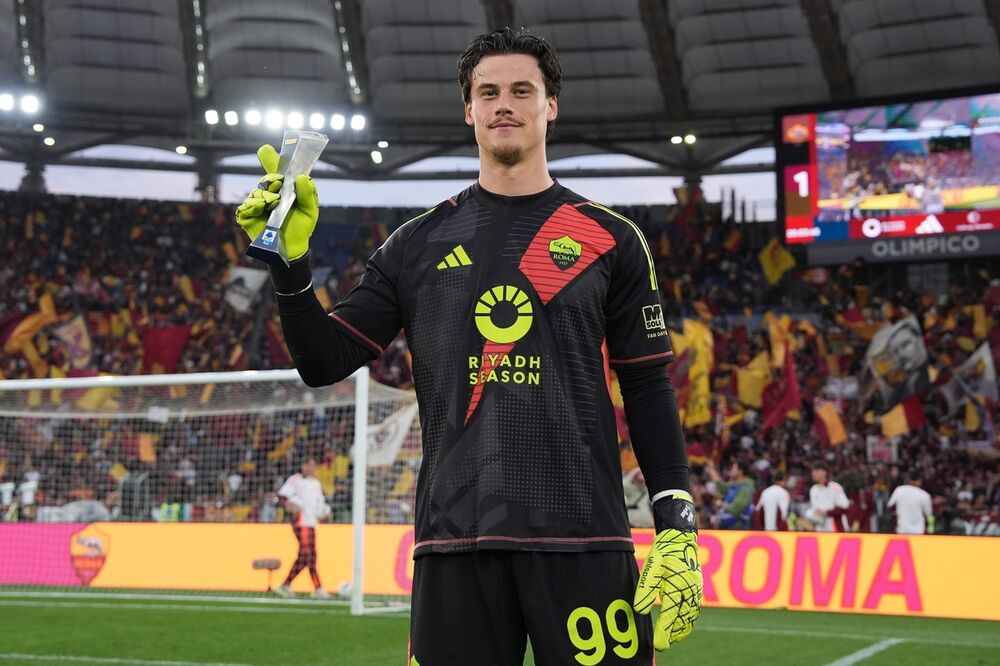 Mile Svilar sa nagradom za igrača utakmice Rome i Fiorentine