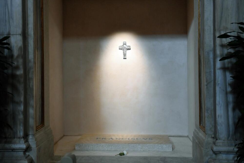 Šta je ovo? Vernici izbezumljeni detaljem na grobu pape Franje, gledaju u ploču i ne trepću! Nećete verovati očima!