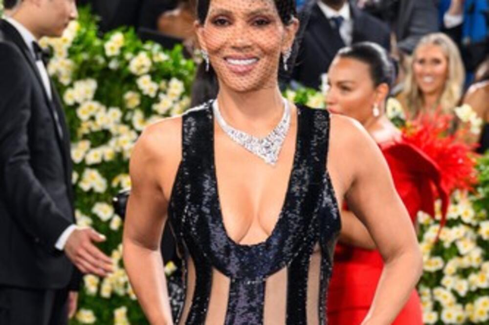 Ona je jedina došla bez gaća! Izbacila kompletnu intimnu regiju, prizor koji se viđa samo na po*no sajtovima