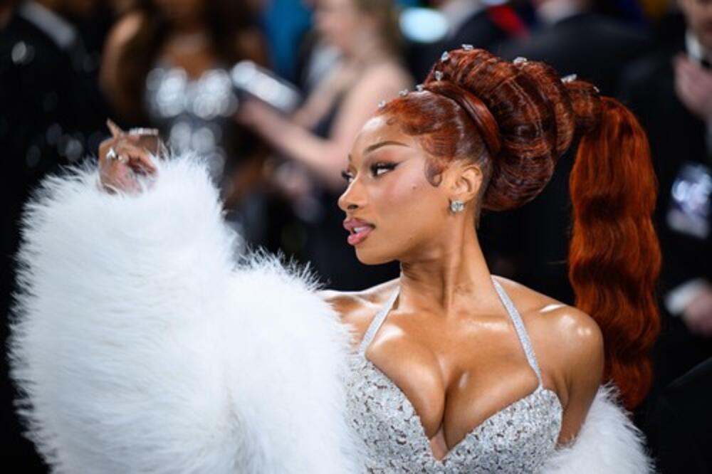 Kiptale kao iz vode! O njenim gigantskim grudima bruji svet, kad je izašla s njima, svi se povukli